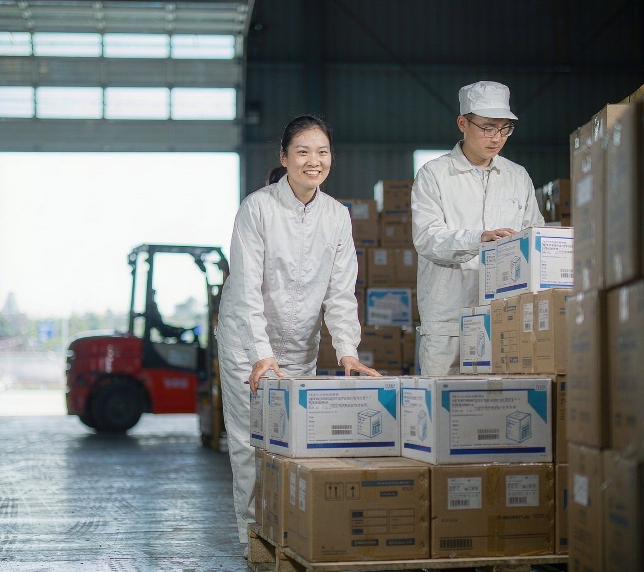 Sample shipment logistics, export packaging and worldwide delivery